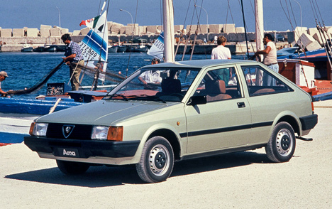 Alfa Romeo Arna ðàçðàáîòàí â ñîþçå ñ Nissan, âûïóñêàëàñü ìàøèíêà âñåãî ëèøü äâà ãîäà (ñ 1984-ãî ïî 1986-é) è îñîáîé ñëàâû íå ñíèñêàëà.