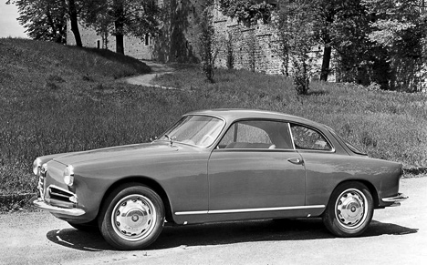 Alfa Romeo Giulietta Sprint 1954 ãîäà, íåñìîòðÿ íà äîñòàòî÷íî âûñîêèé óðîâåíü êîìôîðòà, íå áûë ëèø¸í ñïîðòèâíîãî àçàðòà â óïðàâëåíèè è äèíàìèêå.